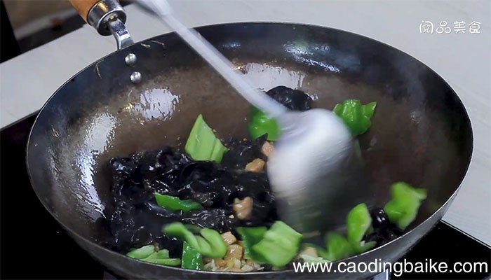 木耳炒肉丁详细做法 木耳炒肉丁怎么做