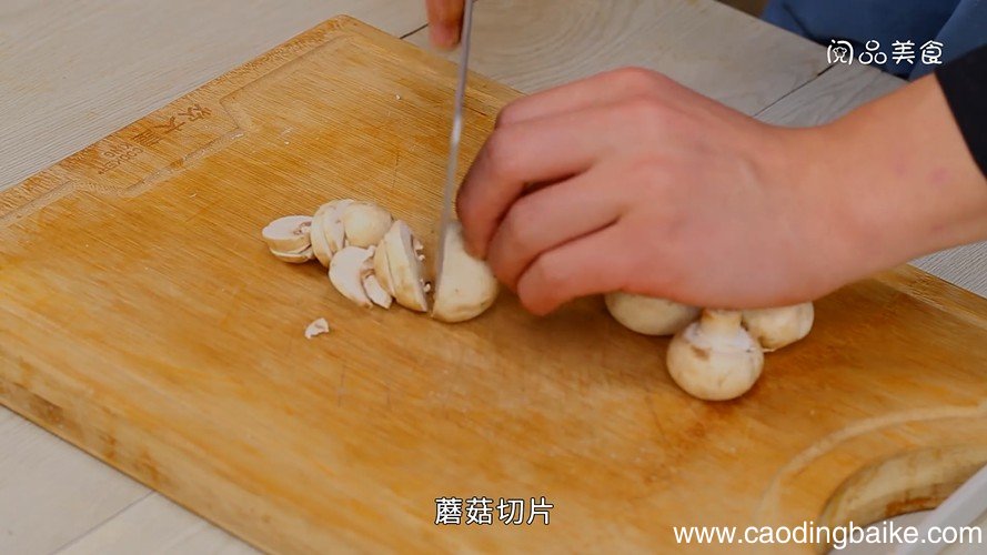 香肠爆炒蘑菇的做法 香肠爆炒蘑菇怎么做