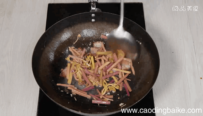 腊肉炒蕨菜的做法，腊肉炒蕨菜怎么做