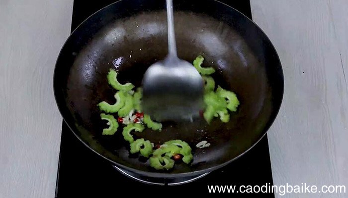 豆角苦瓜怎么炒 豆角苦瓜的做法