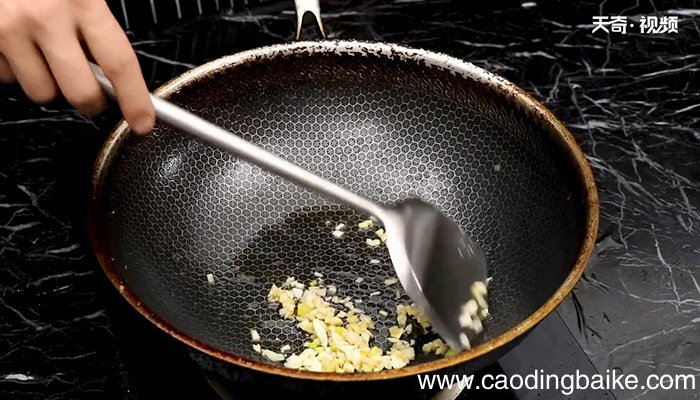 油爆虾丁的做法 油爆虾丁怎么做