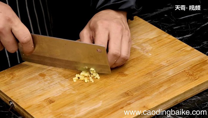 油爆虾丁的做法 油爆虾丁怎么做
