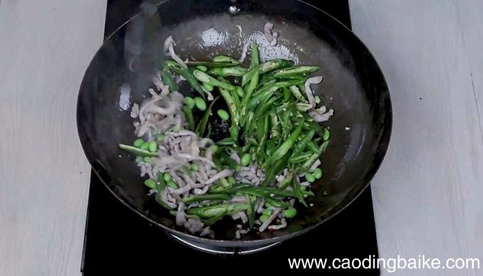 尖椒炒毛豆的做法 尖椒炒毛豆怎么做