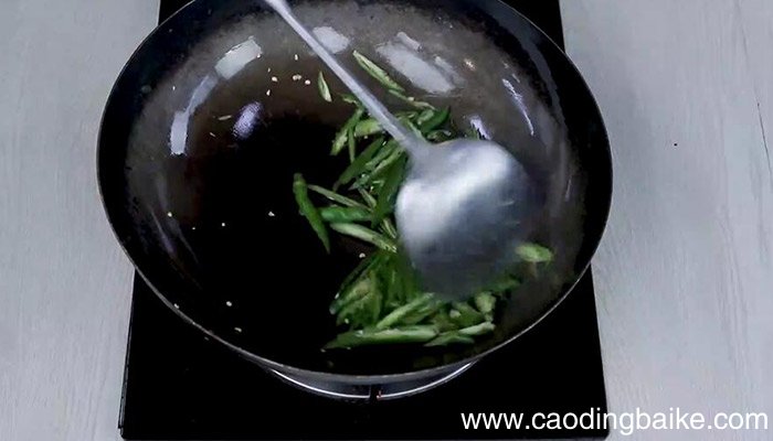 尖椒炒毛豆的做法 尖椒炒毛豆怎么做