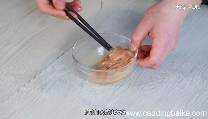 金针菇炒辣椒肉片的做法 金针菇炒辣椒肉片怎么做