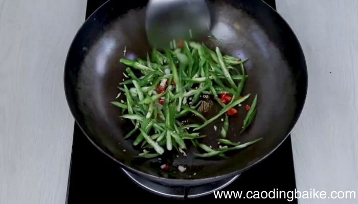 尖椒炒肉皮的做法 尖椒炒肉皮怎么做