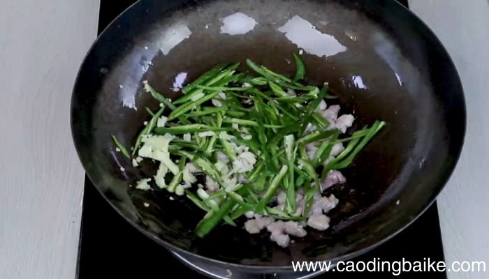 尖椒炒肉丁的做法尖椒炒肉丁怎么做