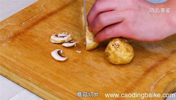 鱼丸炒蘑菇土豆萝卜汤怎么做 鱼丸炒蘑菇土豆萝卜汤 的做法