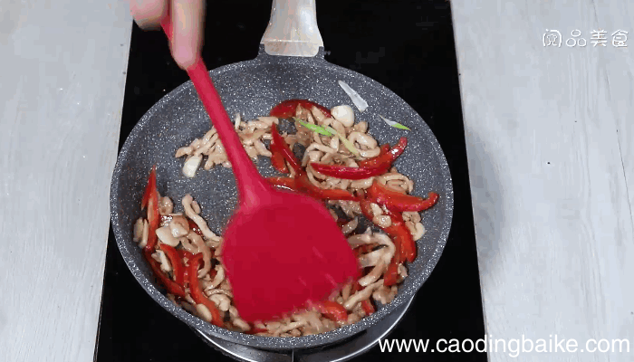 柿子椒炒鸡丝的做法，柿子椒炒鸡丝怎么做
