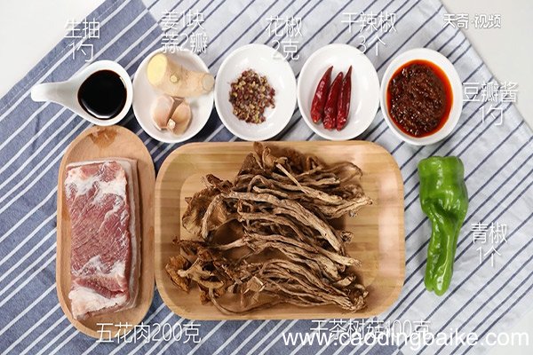 茶树菇干锅五花肉的做法
