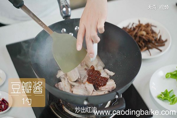 茶树菇干锅五花肉的做法