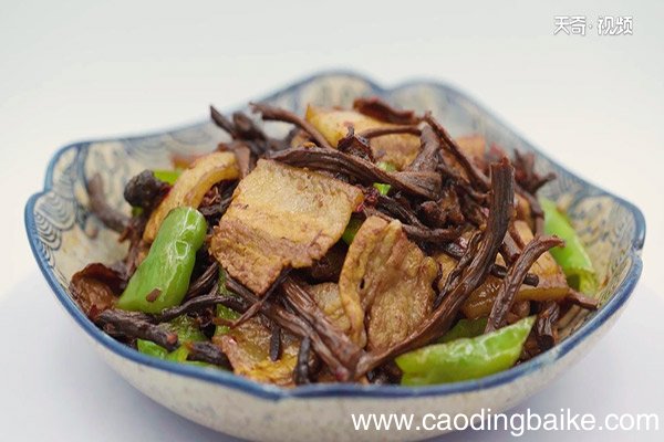 茶树菇干锅五花肉的做法