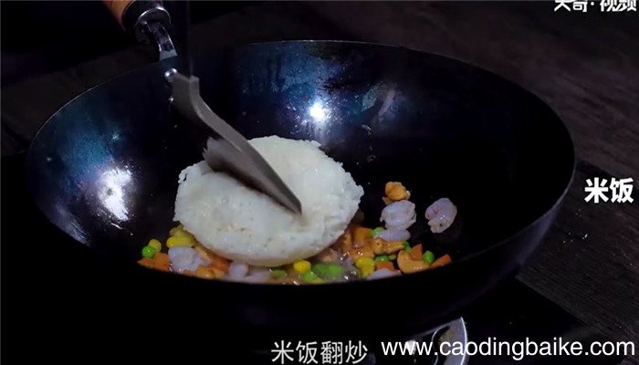 泰式菠萝炒饭怎么做 泰式菠萝炒饭的做法