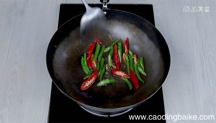 尖椒肉末炒皮蛋的做法 尖椒肉末炒皮蛋怎么做
