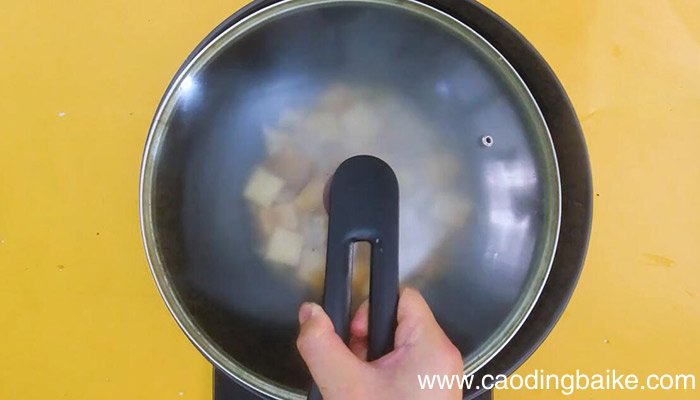 肥肠炖干豆腐的做法 肥肠炖干豆腐怎么做