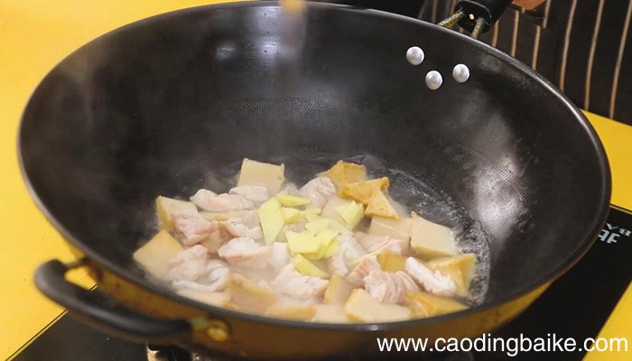 肥肠炖干豆腐的做法 肥肠炖干豆腐怎么做