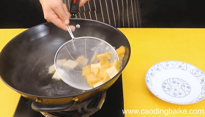 肥肠炖干豆腐的做法 肥肠炖干豆腐怎么做