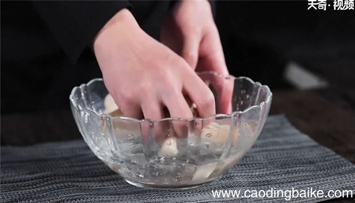 砂锅焗鸭脚怎么做 砂锅焗鸭脚的做法