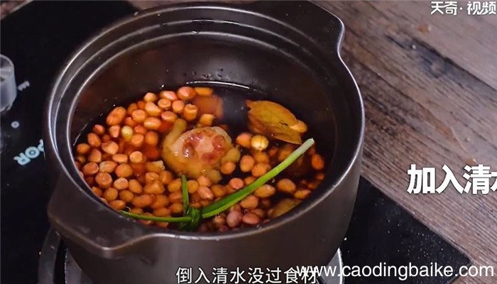 猪尾花生煲怎么做 猪尾花生煲的做法