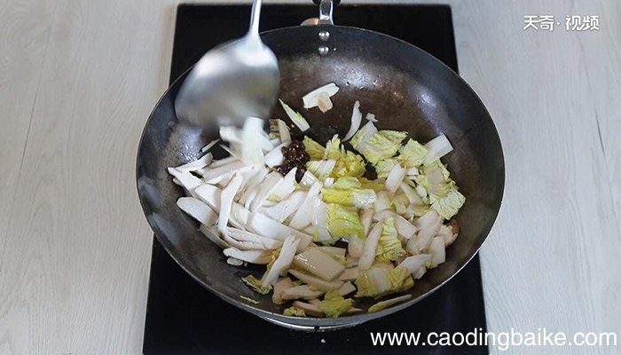 杏鲍菇烩圆白菜的做法 怎么做杏鲍菇烩圆白菜