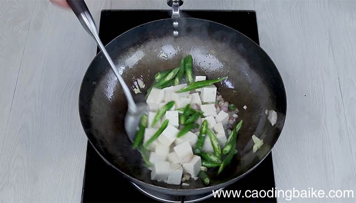 尖椒烧豆腐怎么做 尖椒烧豆腐的做法