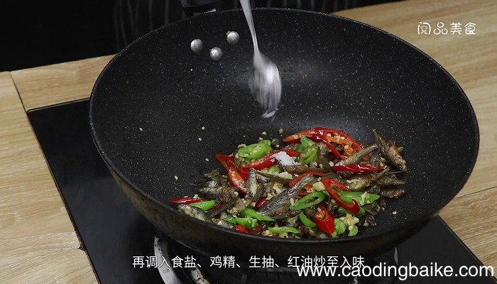 双椒炒小鱼仔 双椒炒小鱼仔的做法