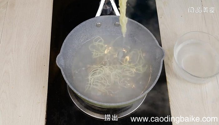 雪碧鸡丝凉面的做法 雪碧鸡丝凉面怎么做