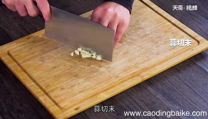 炖小鱼贴饼子怎么做 炖小鱼贴饼子的做法