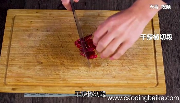 炖小鱼贴饼子怎么做 炖小鱼贴饼子的做法
