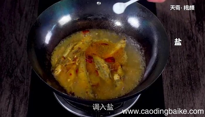 炖小鱼贴饼子怎么做 炖小鱼贴饼子的做法