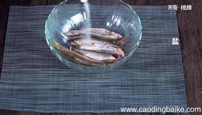 炖小鱼贴饼子怎么做 炖小鱼贴饼子的做法
