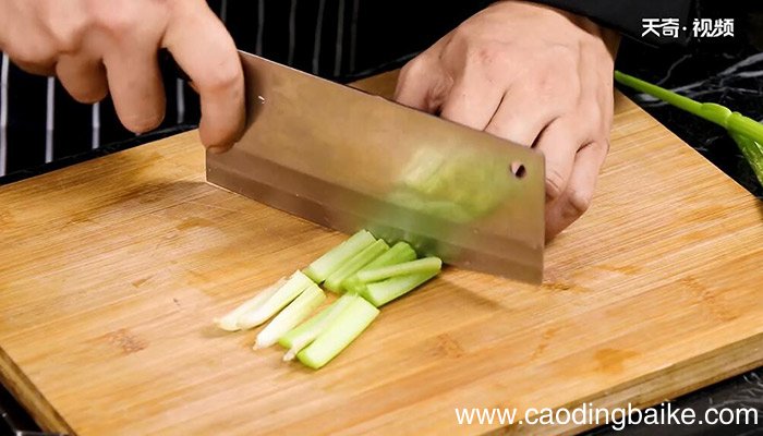 芹菜炒肉丝的做法 怎么做芹菜炒肉丝