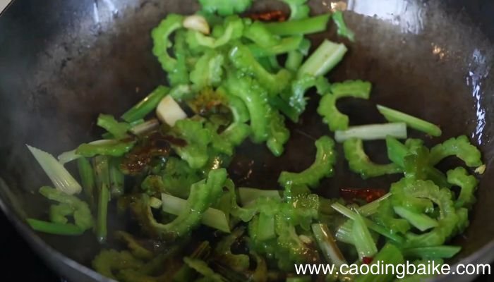 苦瓜芹菜怎么炒好吃炒苦瓜芹菜怎么做