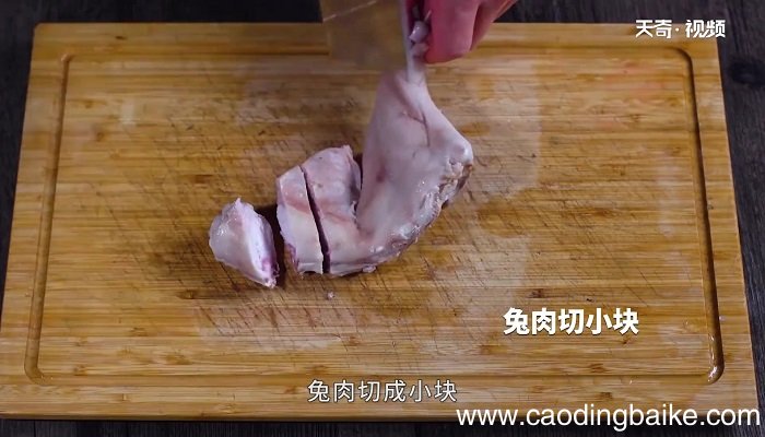葱香霸王兔丁的做法 葱香霸王兔丁怎么做