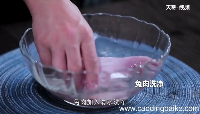 葱香霸王兔丁的做法 葱香霸王兔丁怎么做