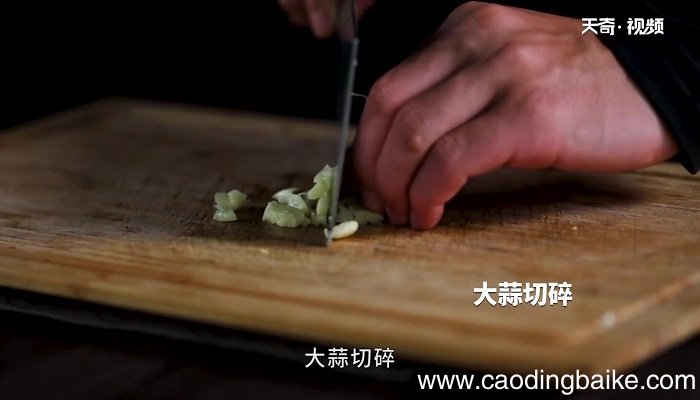 葱香霸王兔丁的做法 葱香霸王兔丁怎么做
