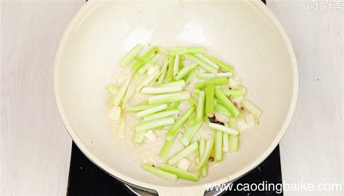 鱿鱼炒芹丝怎么做 鱿鱼炒芹丝的做法