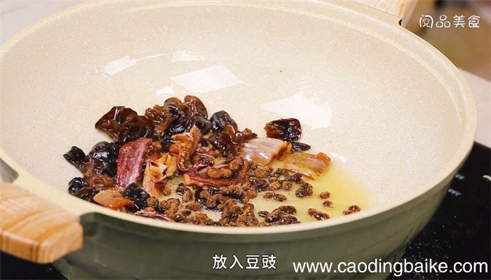 木耳炒黑墨鱼的做法 木耳炒黑墨鱼怎么做