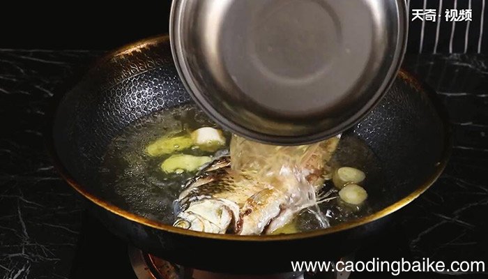 鲫鱼炖豆腐的做法 怎么做鲫鱼炖豆腐