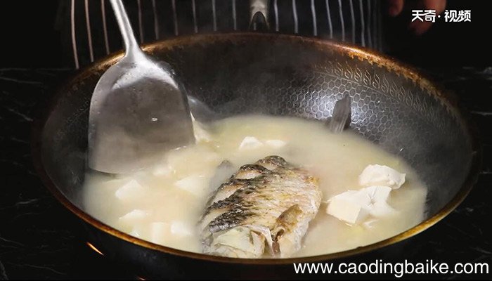 鲫鱼炖豆腐的做法 怎么做鲫鱼炖豆腐