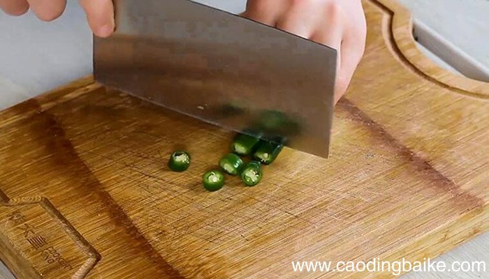 泡萝卜炒鱿鱼的做法 泡萝卜炒鱿鱼怎么做