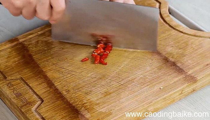 泡萝卜炒鱿鱼的做法 泡萝卜炒鱿鱼怎么做
