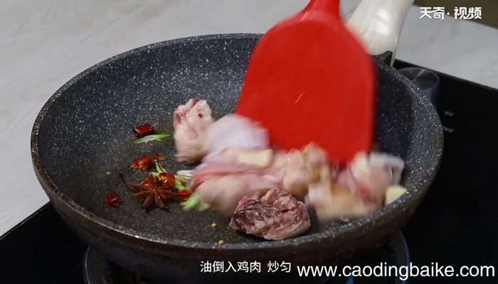 土豆炖鸡块的家常做法 土豆炖鸡块怎么做