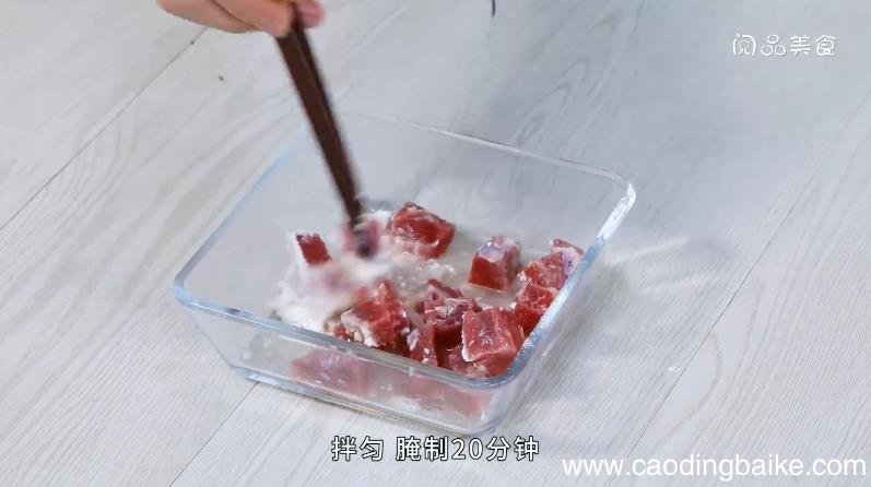 彩椒菱角牛肉粒的做法，彩椒菱角牛肉粒怎么做