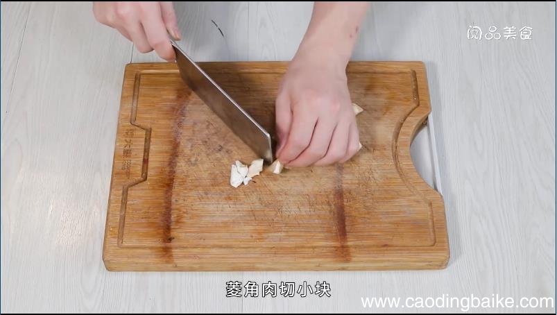 彩椒菱角牛肉粒的做法，彩椒菱角牛肉粒怎么做