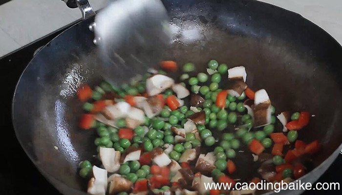 青豆炒香菇怎么做好吃 青豆炒香菇的做法
