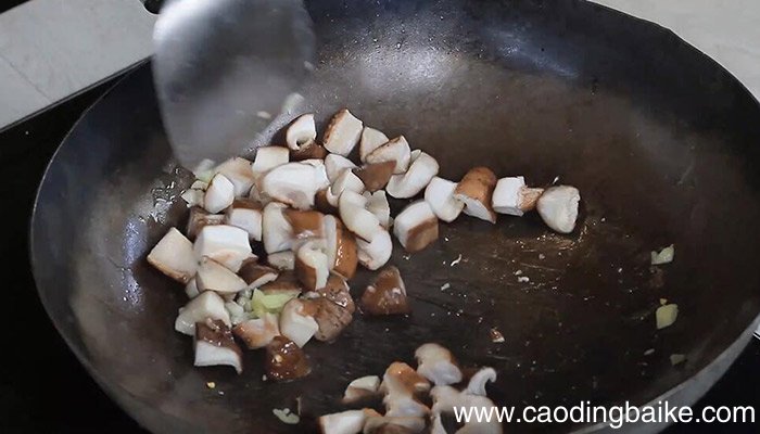 青豆炒香菇怎么做好吃 青豆炒香菇的做法