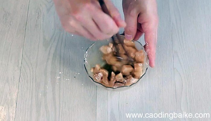 青红椒圈炒鸡丁做法 青红椒圈炒鸡丁怎么做