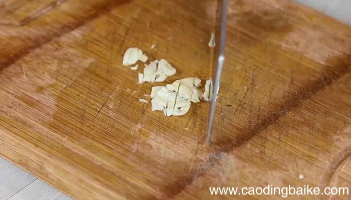 青红椒圈炒鸡丁做法 青红椒圈炒鸡丁怎么做