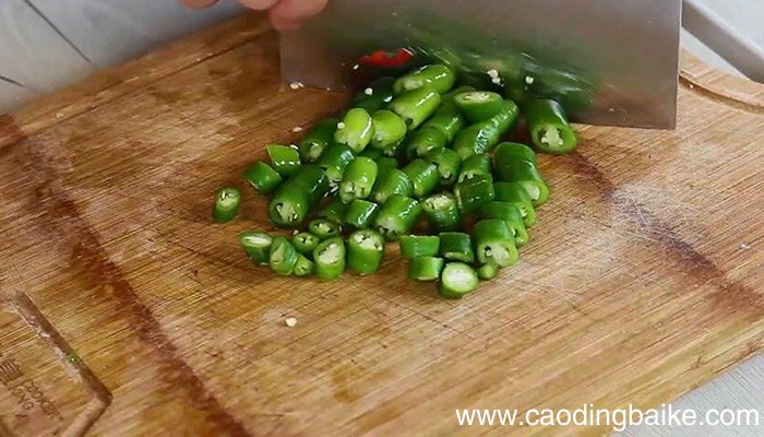 青红椒圈炒鸡丁做法 青红椒圈炒鸡丁怎么做